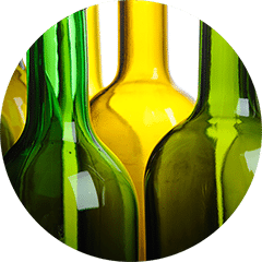 Gros plan sur des bouteilles de vin vides en verre vert et jaune, côte à côte