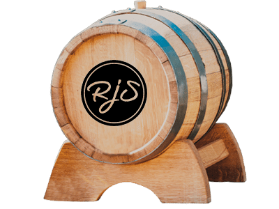 Petit fût de chêne sur un support en bois, le logo RJS apposé sur le fond
