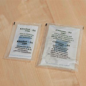 Deux sachets de clarifiants sur une surface de bois, étiquetés Kieselsol D1 et Chitosane D2