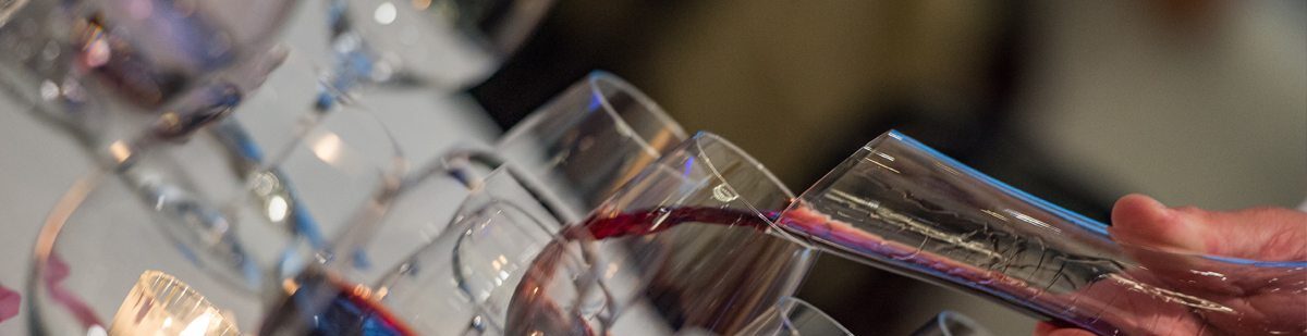 Vin rouge versé d'une carafe dans des verres